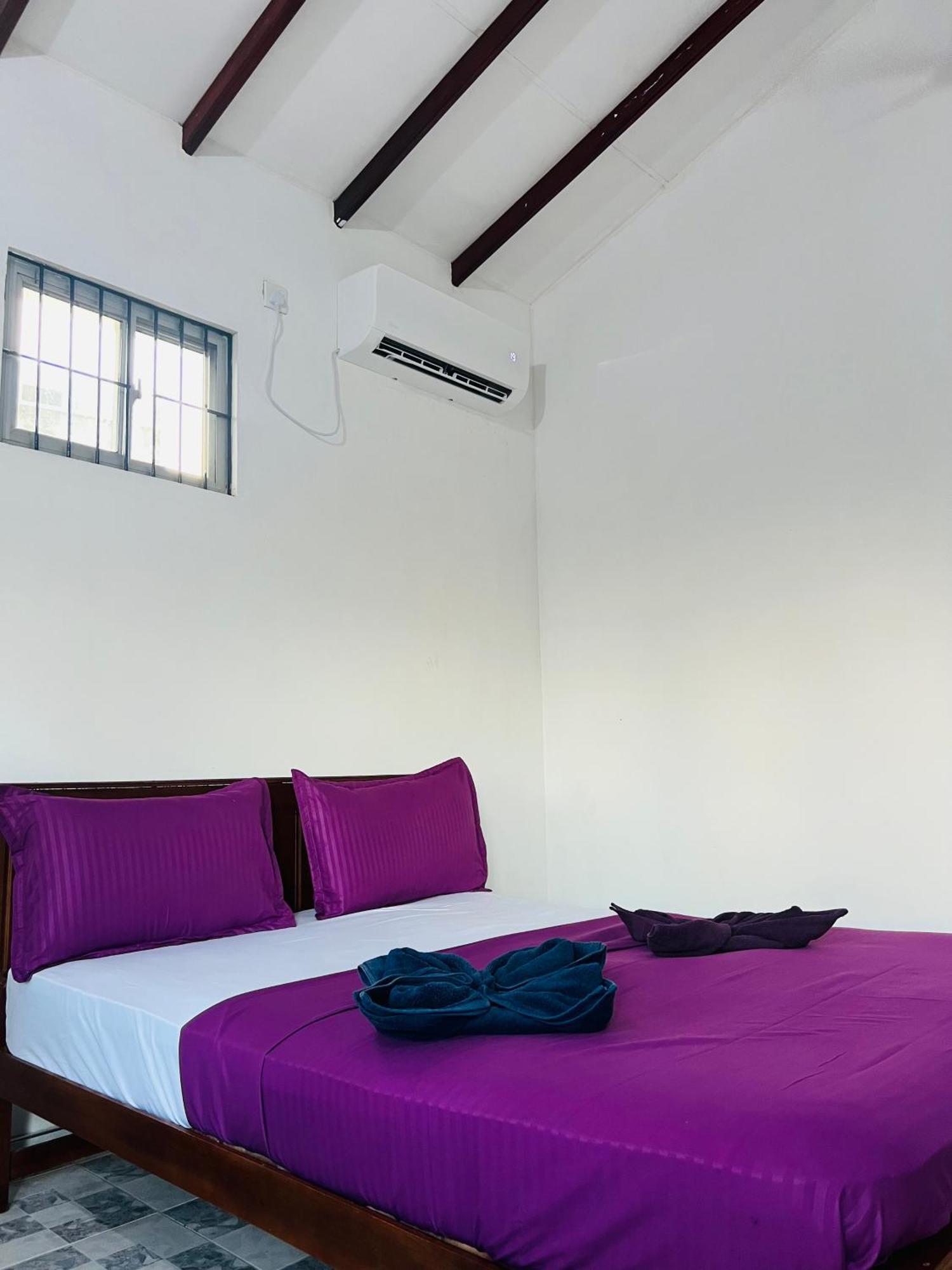 Honey Beach Hostel Negombo Extérieur photo